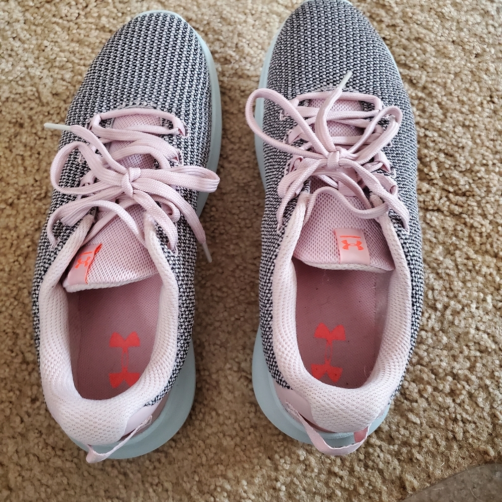 Tennis shoes